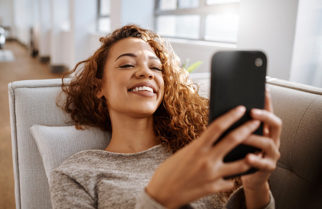 Femme regardant son téléphone